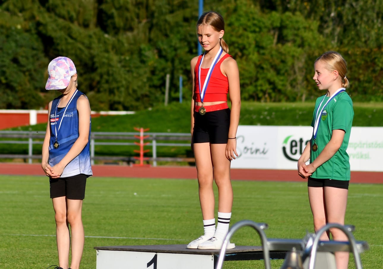 Kuvassa T11 60m kärkikolmikko: AUn Hilda Kotkaniemi korkeimmalla korokkeella rinnallaan Kiimingin Ella Seiteri ja LaVen Hilma Kansanaho.