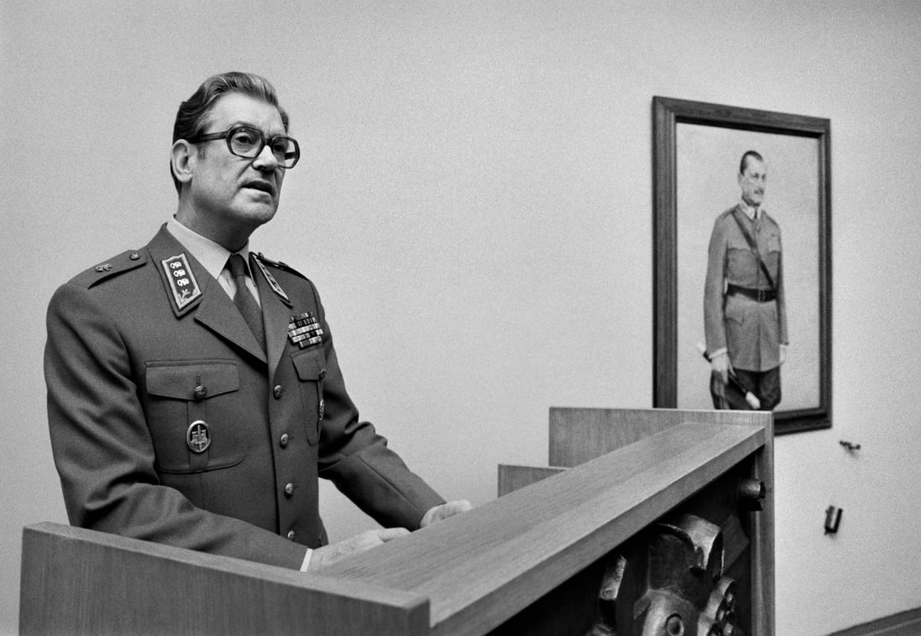 Puolustusvoimain komentaja, kenraali Jaakko Valtanen avasi 91. valtakunnallisen maanpuolustuskurssin sotakorkeakoulussa Helsingissä 16. tammikuuta 1984. Valtanen on kuollut keskiviikkona 17. tammikuuta 98-vuotiaana.