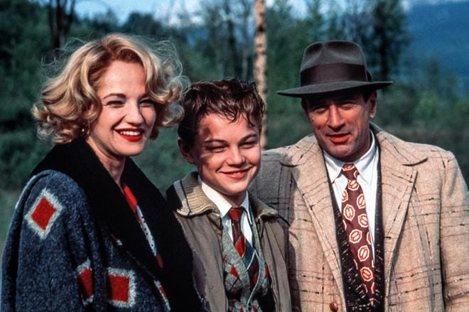 1950-luvulle sijoittuvassa Tämän pojan elämä -tarinassa äitinä on Ellen Barkin, poikana Leonardo DiCaprio ja väkivaltaisena isäpuolena Robert De Niro. KUVA: Yle Kuvapalvelu