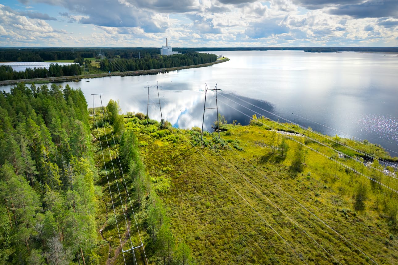 Kyrkösjärven yli aiotaan vielä yksi voimajohto nykyisten viereen. Lisää siirtokapasiteettia tarvitaan datakeskusta varten.