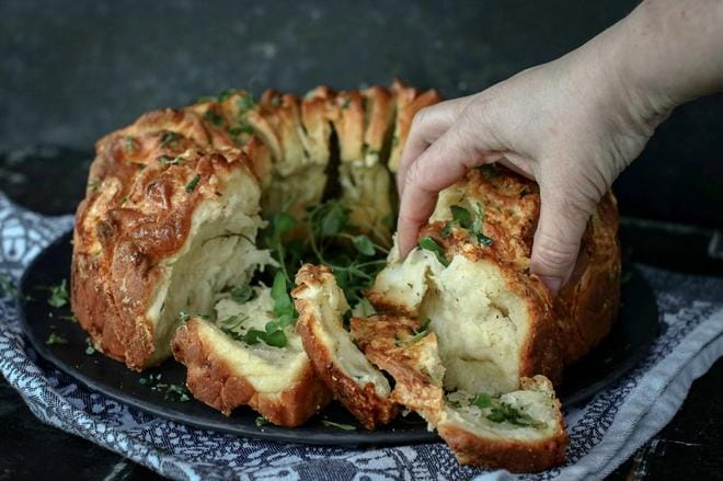 Ihanan muhkea, juustoinen ja valkosipulinen nyhtöleipä kutsuu repäisemään palasen lämmintä leipää muitta mutkitta suuhun.
