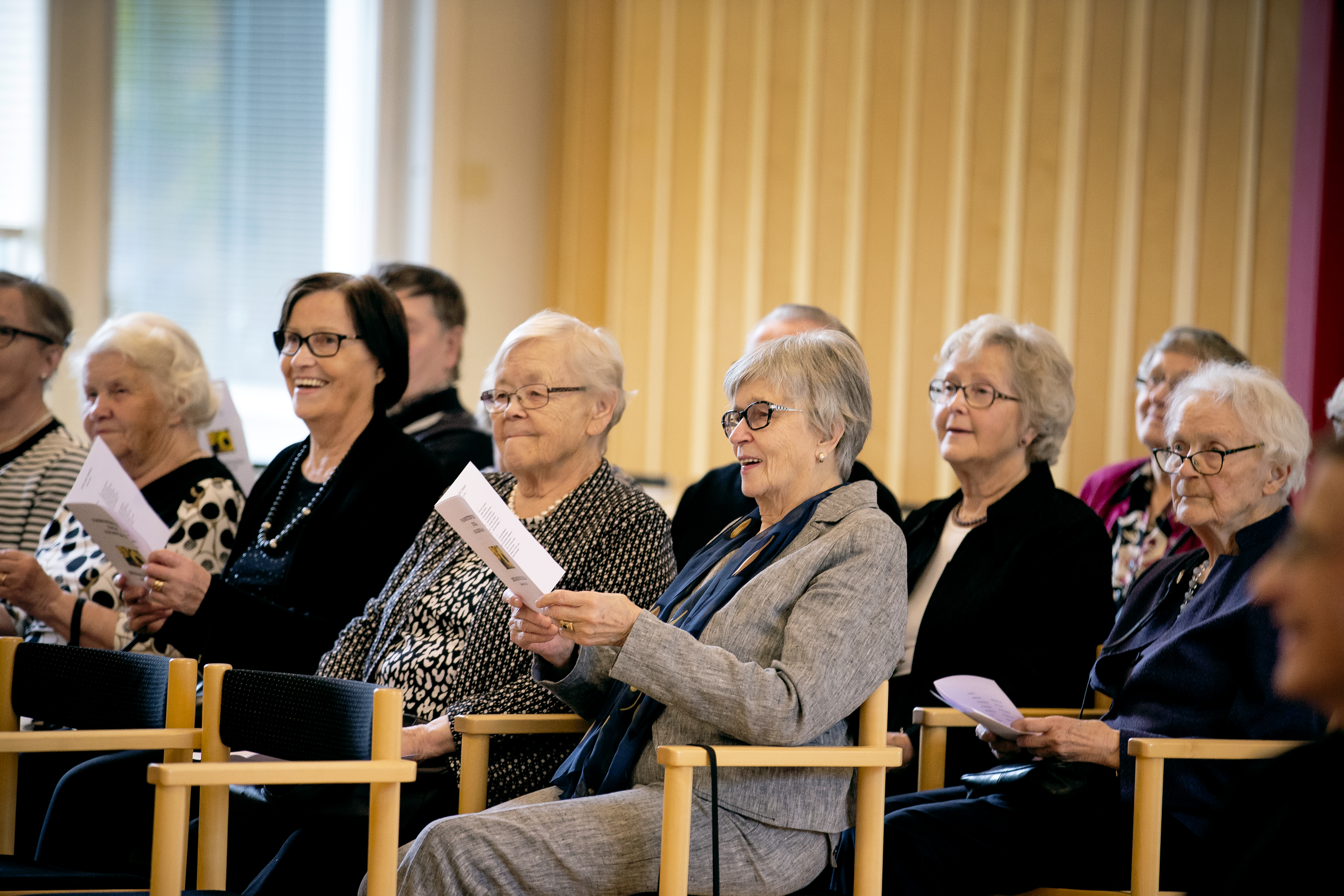 Vanhustenviikon  juhla Vihannissa alkoi Ikäihmisten laululla. Sen ensimmäisissä sanoissa kiteytyy paljon: Arvon mekin ansaitsemme. 