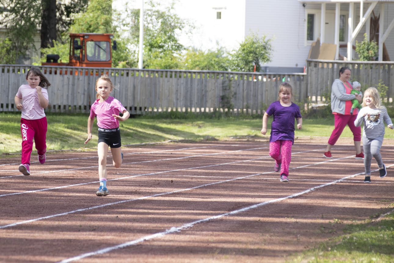 6-vuotiaiden tyttöjen nappulajuokosussa nopein oli Seela Similä.