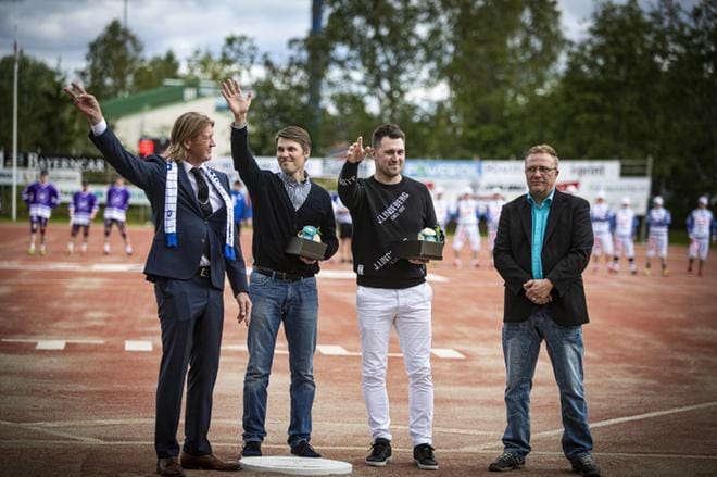 Vimpelin Vedon pesäpallon Hall of Fame sai kaksi uutta jäsentä Pekka Hietakankaasta ja Timo Rantatorikasta. Molemmat pelasivat mestaruuden ottaneessa joukkueessa vuonna 2010. Palkinnot heille luovutti Vedon puolesta Jari Lakaniemi ja Mika Isojoki. KUVAT: MAIJA SAANIO