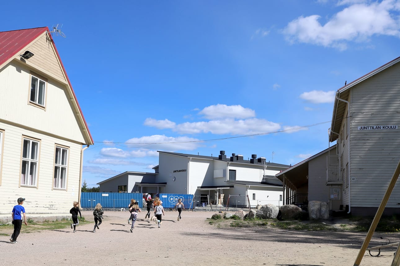 Vanhan koulurakennuksen purkaminen aloitetaan, kun koululaisten kesäloma on alkanut.
