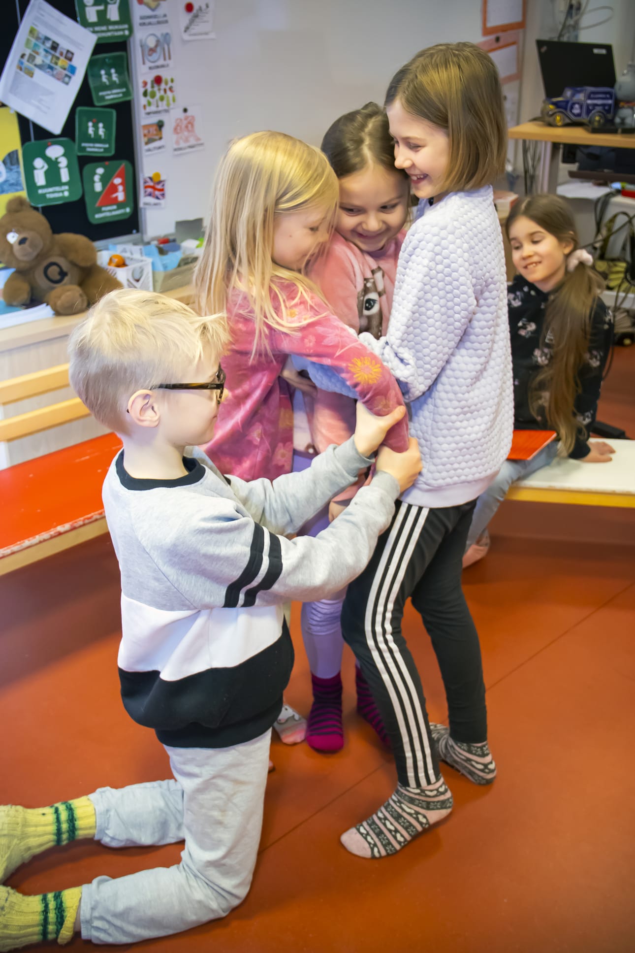 Tunnetaitoja harjoitellaan tarinateatterin keinoin. Jouluvalojen valmistusta esittävät Topi Pramila, Saara Hanni, Emma Kemppainen ja Enni Heikkinen. Tarinan keksi Kaisa Havana (takana).