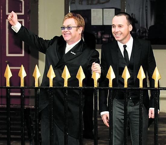Rocktähti Sir Elton John rekisteröi parisuhteensa miesystävänsä David Furnsihin kanssa.