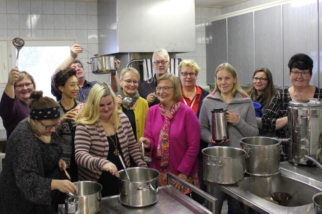 Yhdessä kokkailu on kivaa! Kuvassa kulttuurikattilan järjestäjiä.