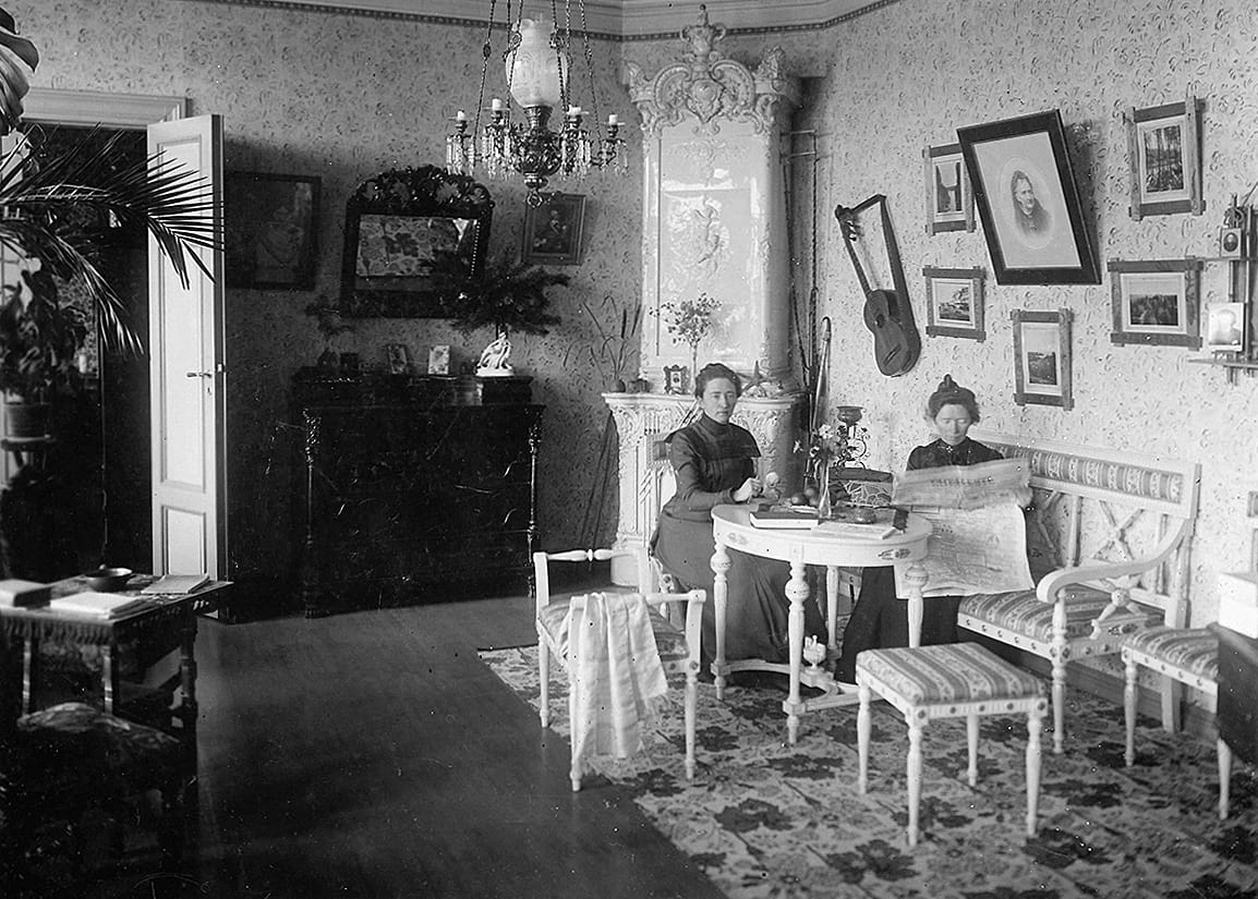 Tekla Hultin ja hänen sisarensa Aldyth Hultin olivat venäläistämistoimia vastustaneen naisten vastarintaliikkeen kärkihahmoja.