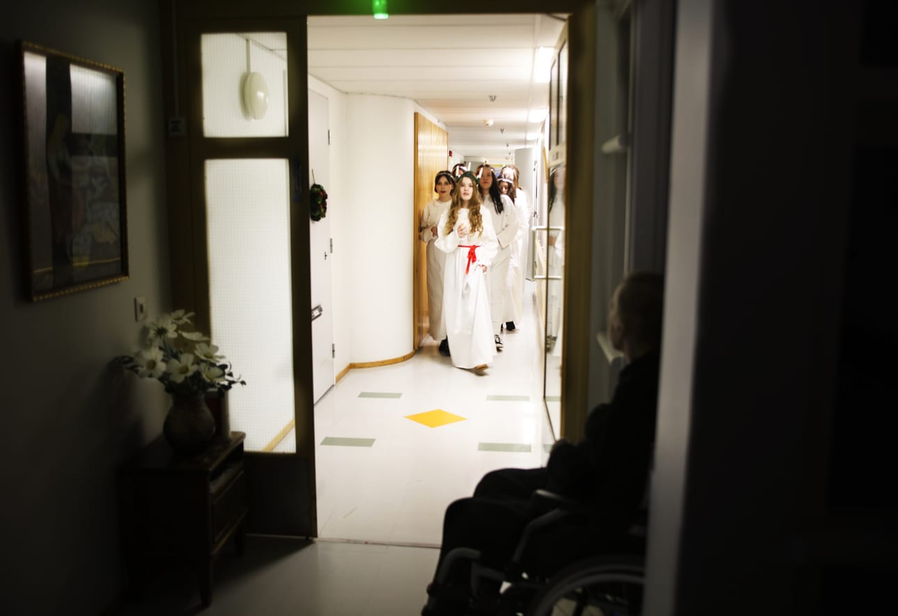 Syväkankaan koulun Luciat tekivät kiertueen kemiläisissä palvelutaloissa.