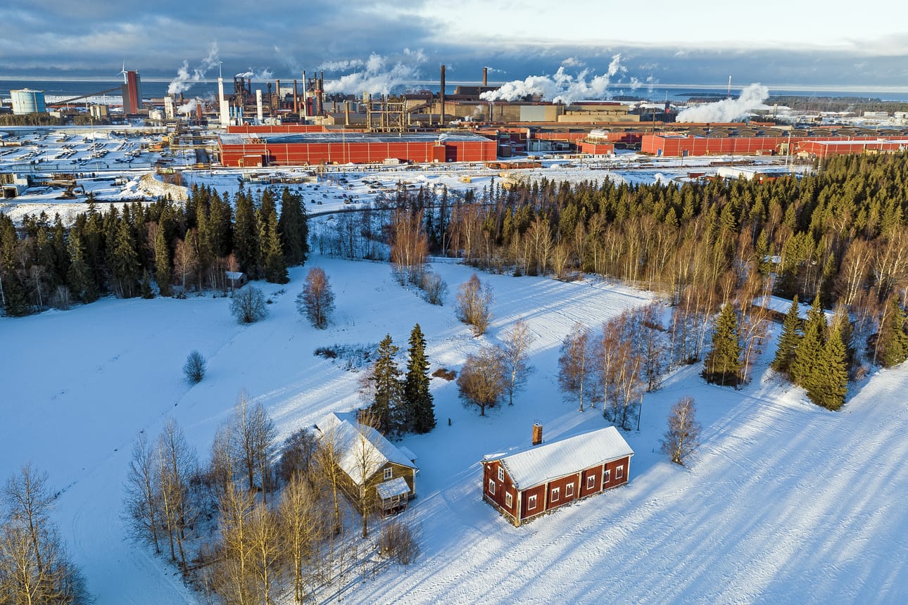 Kirjoittajat muistuttavat, että Saloisten kirkonmäki ja pappila sen osana ovat maakunnallisesti arvokkaita kohteita.