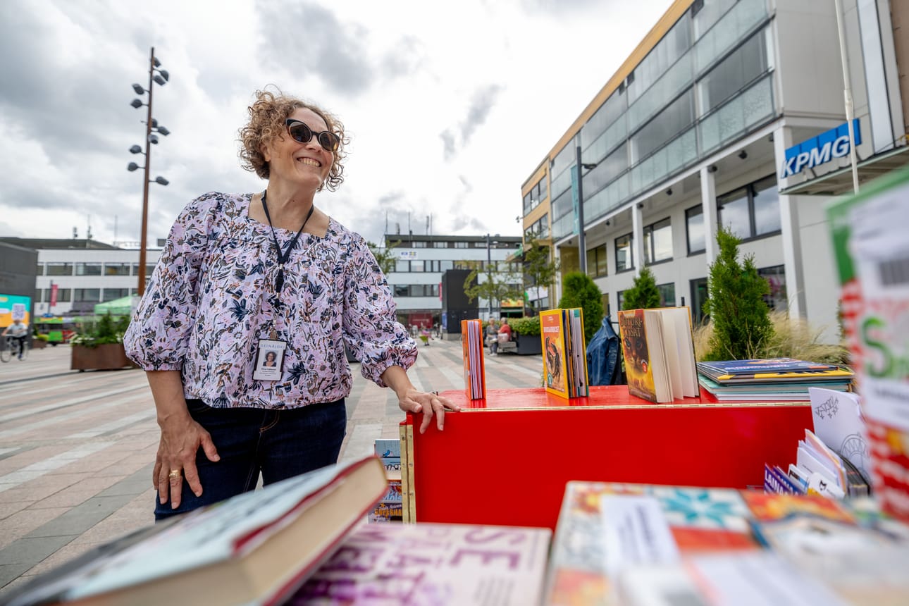 Elina Hokkanen iloitsee siitä, että TikTok innostaa nuoria naisia myös lukemaan.
