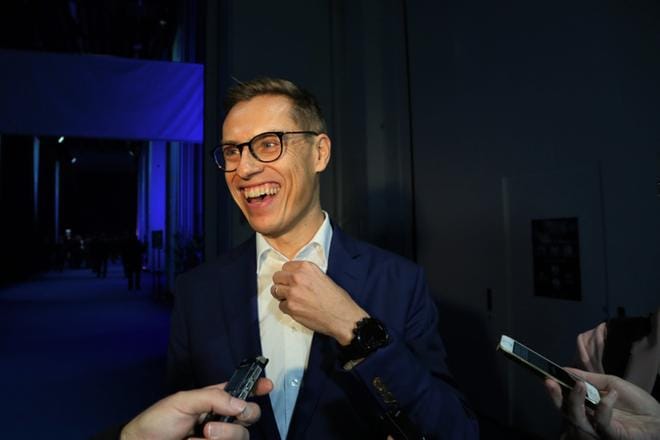 Alexander Stubb saapui hyväntuulisena lehdistön eteen keskiviikkona Messukeskuksessa. Stubb on ehdolla EPP:n kärkiehdokkaaksi Euroopan komission johtoon.