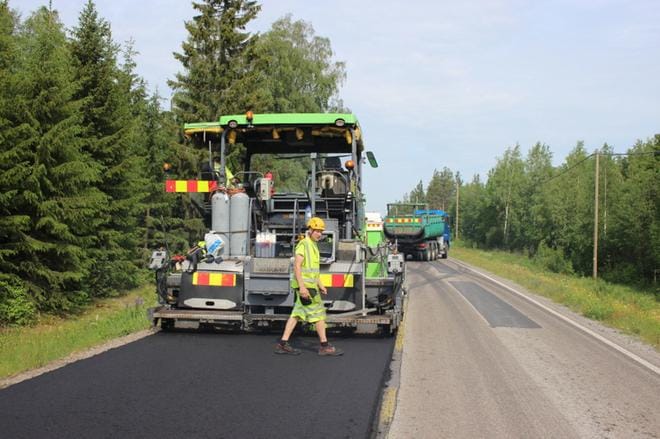 Isojoen keskustasta Honkajoen rajaan ulottuvan maantien asvalttipinta on uusittuna ensi viikon puolivälissä. KUVA: TAUNO RIIHILUOMA