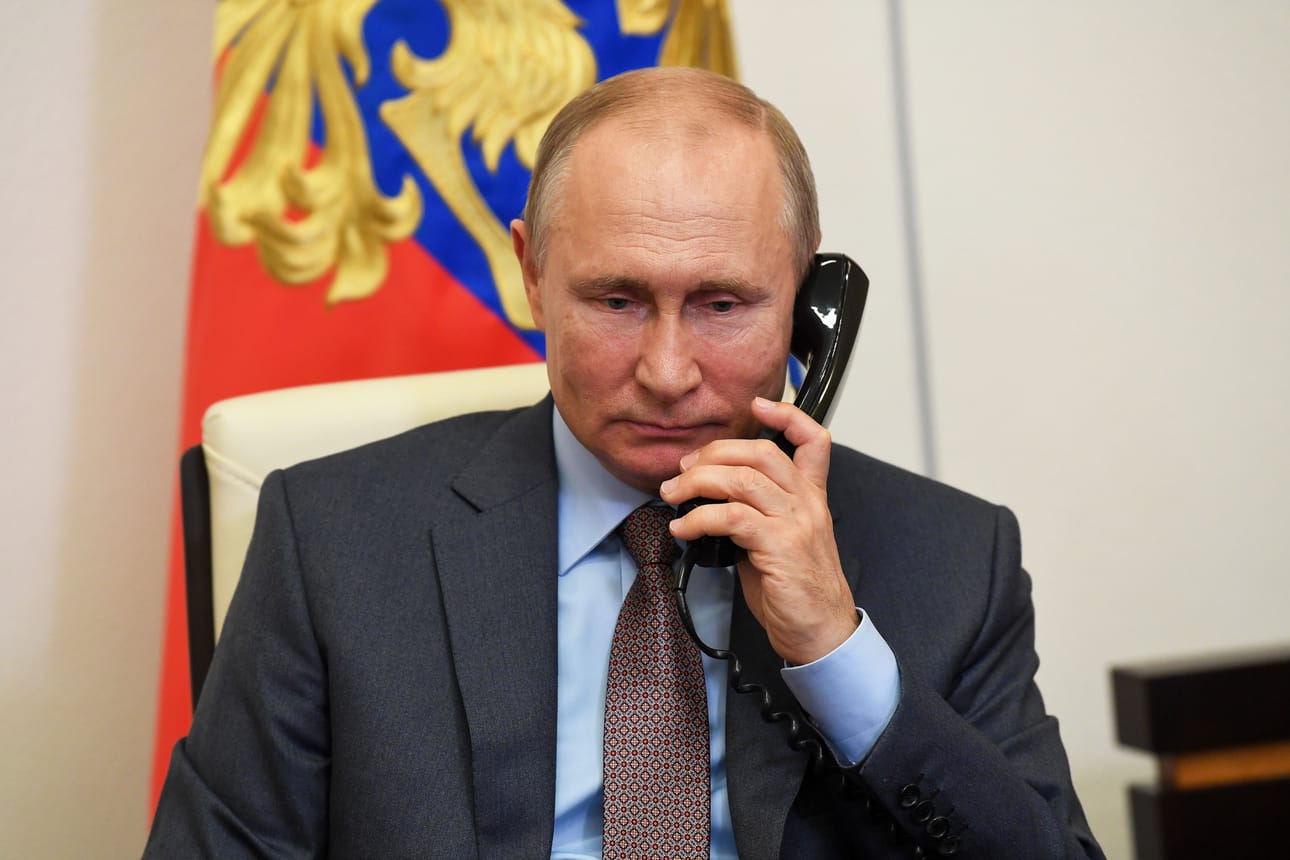 Presidentti Vladimir Putin osallistuu videokonferenssiin pääministeri Mihail Mishustinin kanssa residenssistään Moskovan ulkopuolelta. Välillä tarvitaan myös puhelinta.