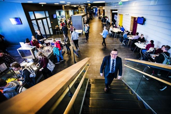 Rehtori Tapio Varmolan luotsaama oppilaitos täyttää tänä vuonna 25 vuotta. Kuva Krista Luoma