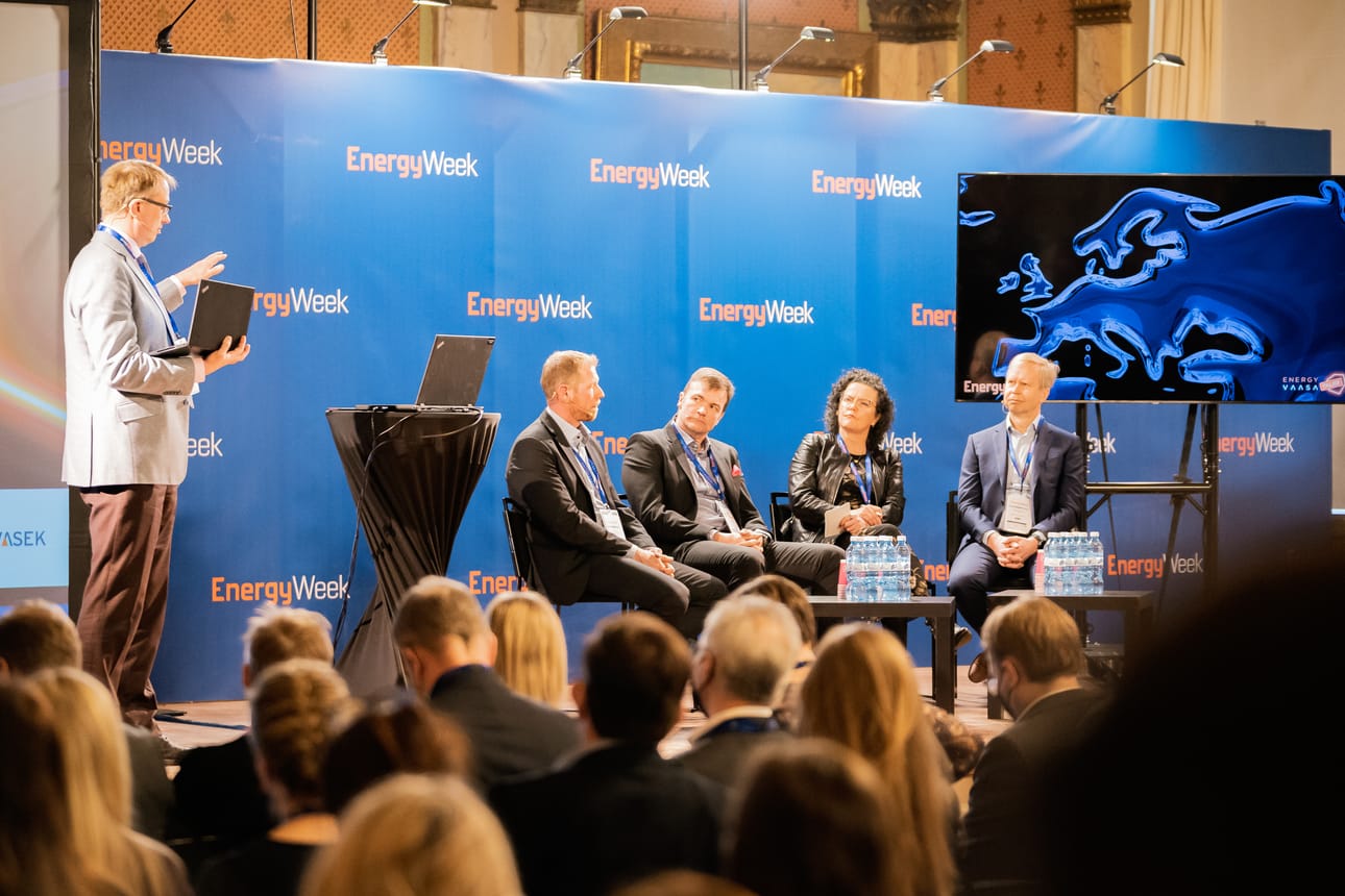 Seminaarin ensimmäisen osan päätti paneelikeskustelu, johon osallistuivat toimitusjohtaja Jukka Leskelä Energiateollisuudesta, tuotekehitysjohtaja Jari Marjo Danfoss Drivesista, toimitusjohtaja Stefan Damlin Vaasan Sähköstä, tutkimuksen vararehtori Minna Martikainen Vaasan yliopistosta ja toimitusjohtaja Matti Vaattovaara Hitachi Energy Finlandista.