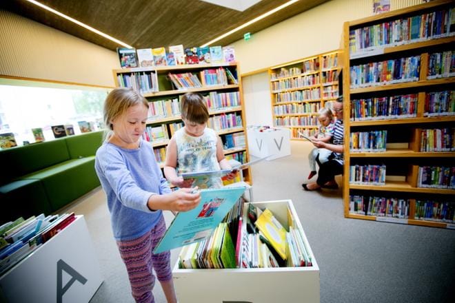 Kaisla ja Aleksi Suhonen löytävät kirjansa jo itse, pienimmäinen Nooa tyytyy toistaiseksi Minna-äidin valintoihin. Suhoset hakivat lukukirjat juhannusta varten torstaina.