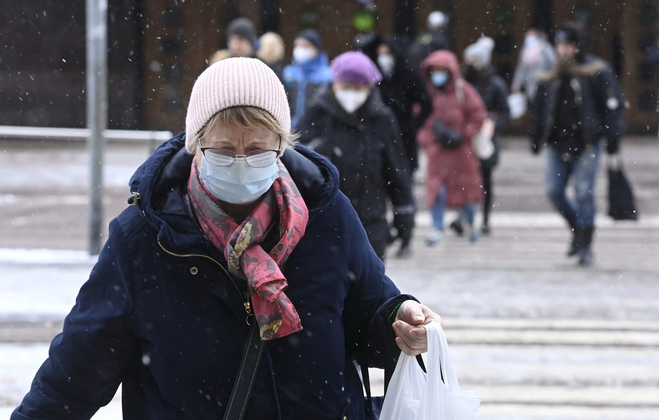 Asiantuntijoiden mukaan kasvomaskia on hyvä käyttää julkisilla paikoilla ja tiloissa, jos kärsii hengitystieoireista. LEHTIKUVA / Heikki Saukkomaa