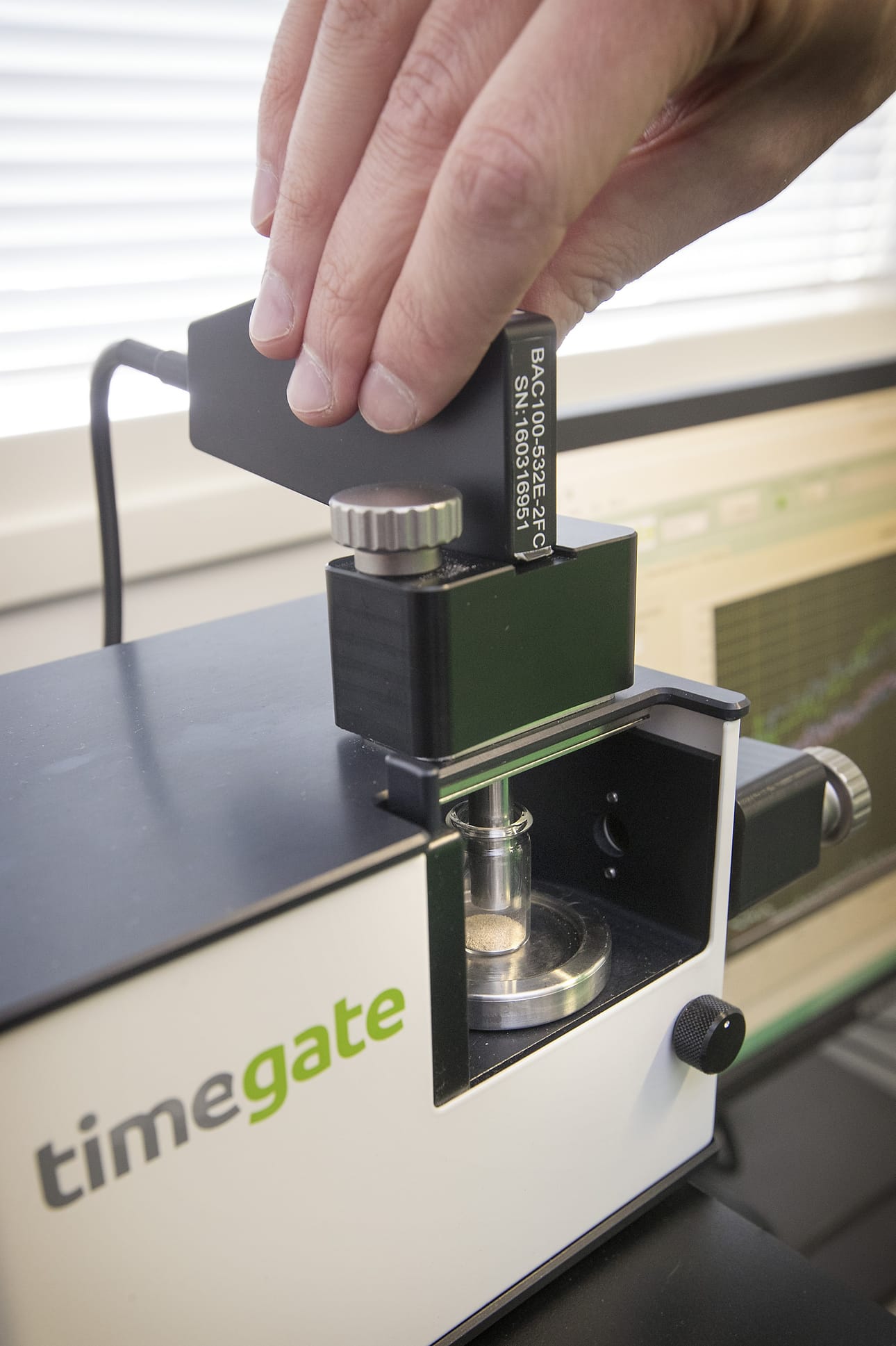 Timegate Instruments on kehittänyt laitteen, joka pommittaa molekyylejä fotoneilla eli valohiukkasilla ja tekee samalla nopeaa analyysiä.