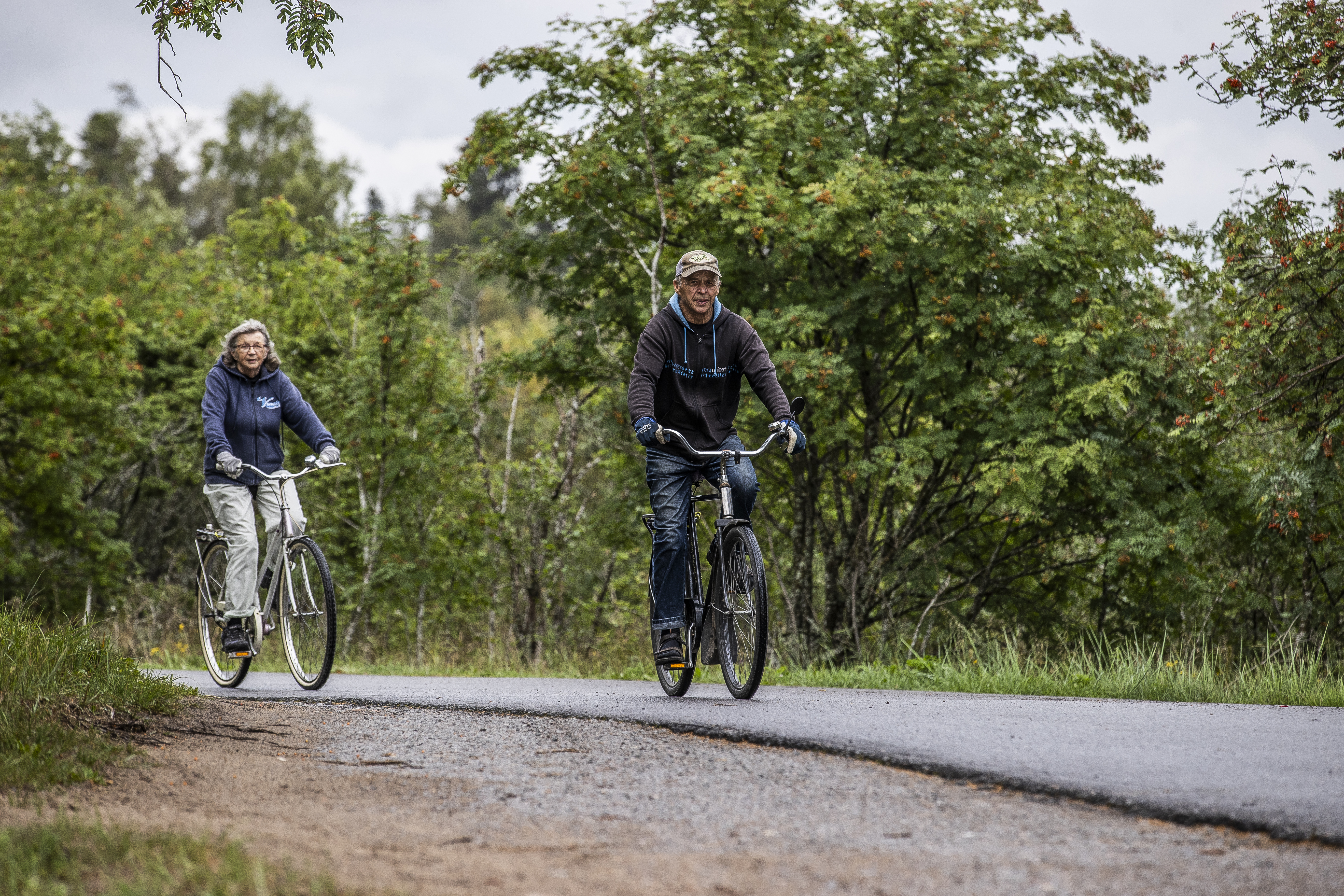 Kaarina ja Juha Tuhkalan pyöräreittiin kuuluu olennaisesti käynti Mikonkarin nokalla.