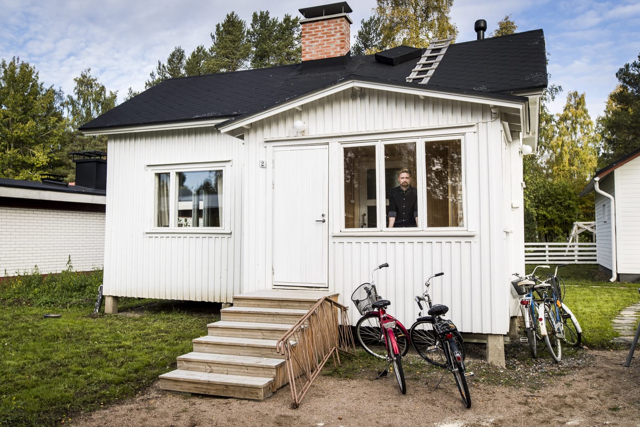 Vuonna 1946 valmistuneen talon perustukset ja savupiippu olivat romahtaneet, kun opiskelija Risto Ukkonen osti sen. Pihatyöt saavat odottaa ensi kesään.