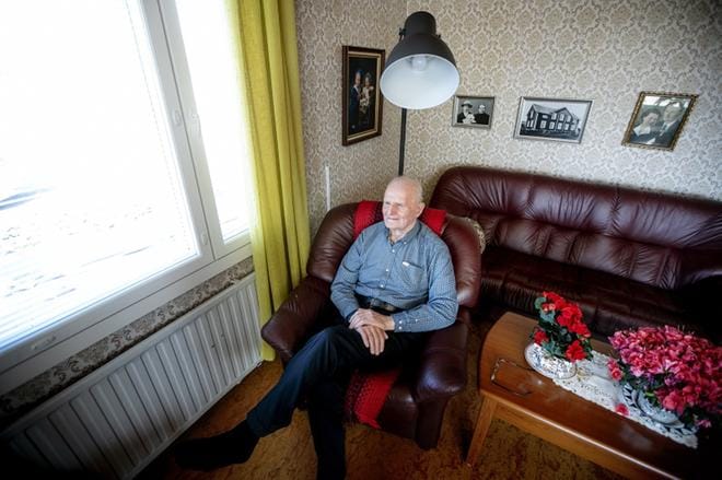 Sotaveteraani Matti Ala-Hynnilä asuu Mäyryssä Kuortaneella. Huhtikuun alussa hän täytti 95 vuotta. KUVA: JAAKKO ELENIUS