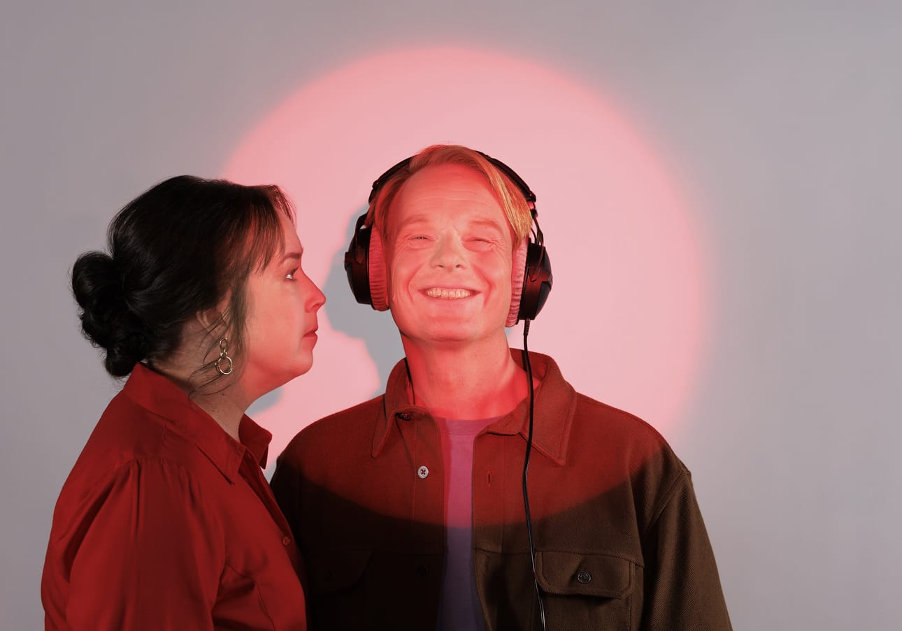 Täydellinen lauantai kertoo keski-ikäisestä perheenisästä Markuksesta, joka haluaisi olla tunnin rauhassa kuunnellakseen vasta löytämäänsä jazz-levyä Me, Myself and I. Markuksen roolissa on Joose Mikkonen ja hänen aviovaimonaan Merja Pietilä.