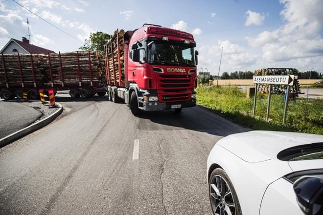 Hallintien ja Asematien ahtaassa risteyksessä raskas liikenne ruuhkauttaa tien, koska kääntyminen on vaikeaa. Vastaantuleva auto joutuu pysähtymään, jotta rekka pääsee kääntymään. KUVA: OUTI NEUVONEN