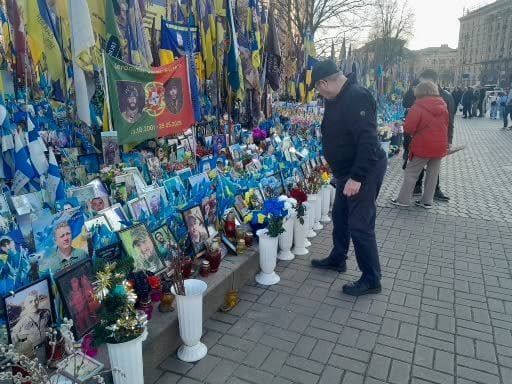 Matti Arvola Maidanin aukiolla laskemassa kukkia sodan uhreille.