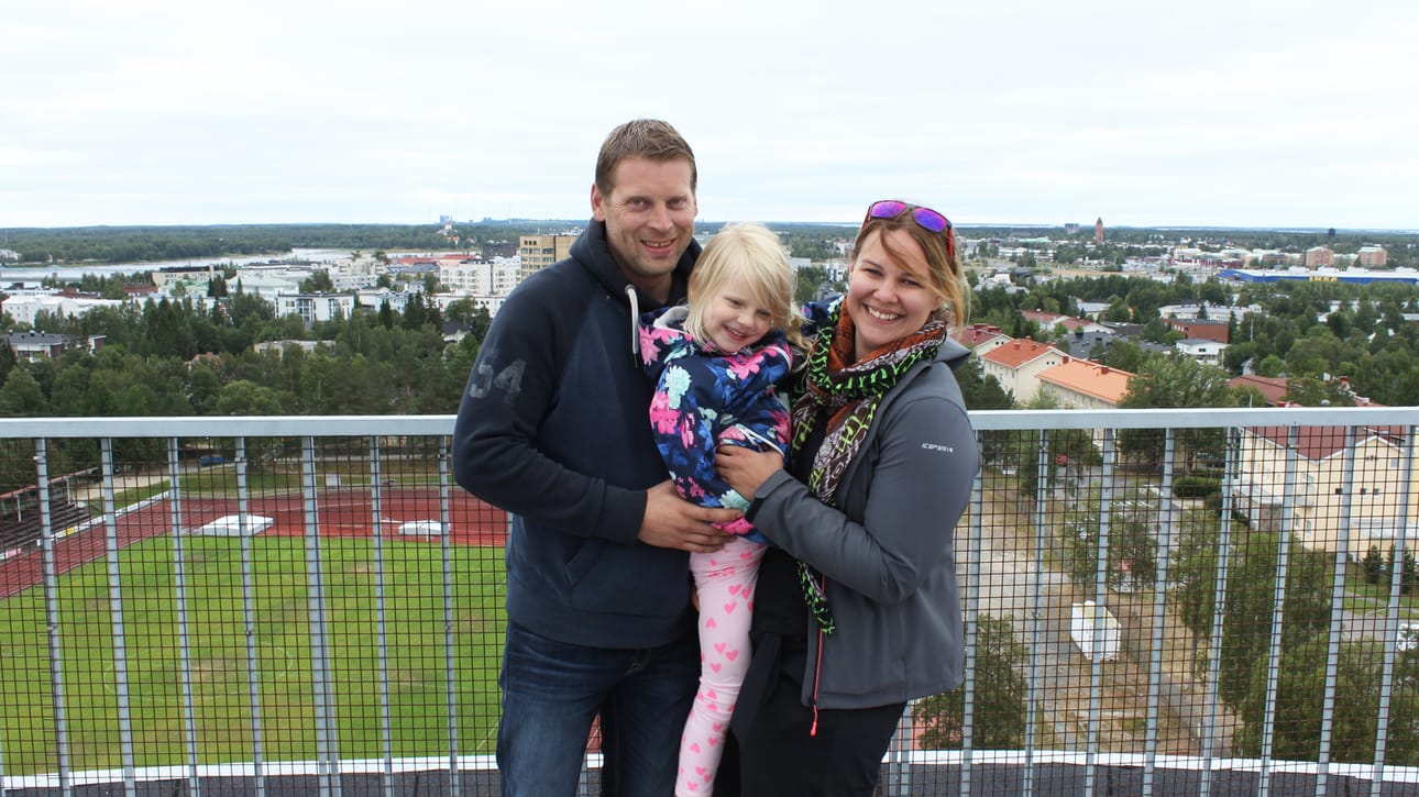 Petri Simonen, Sinna ja Mona Kallio ihastuivat Tornion vesitornista avautuvaan maisemaan. Simonen piti mukavana sitä, että vanhasta vesitornista ei oltu tehty turistirysää.