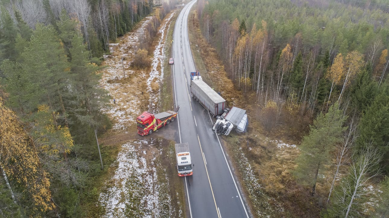 Malmitiellä Kopsasta itään päin on ahdasta juuri nyt tiistai-iltana, sillä tielle on kaatunut rekka-auto. Nosto-operaatio on vasta edessä.
