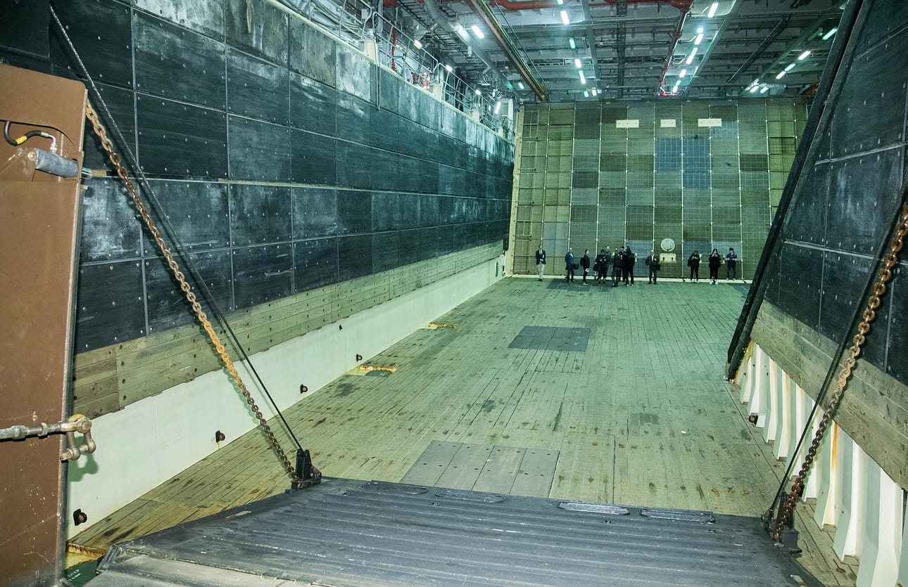 Sisällä olevat maihinnousualukset lasketaan vesille HMS Albionin perässä sijaitsevista porteista.