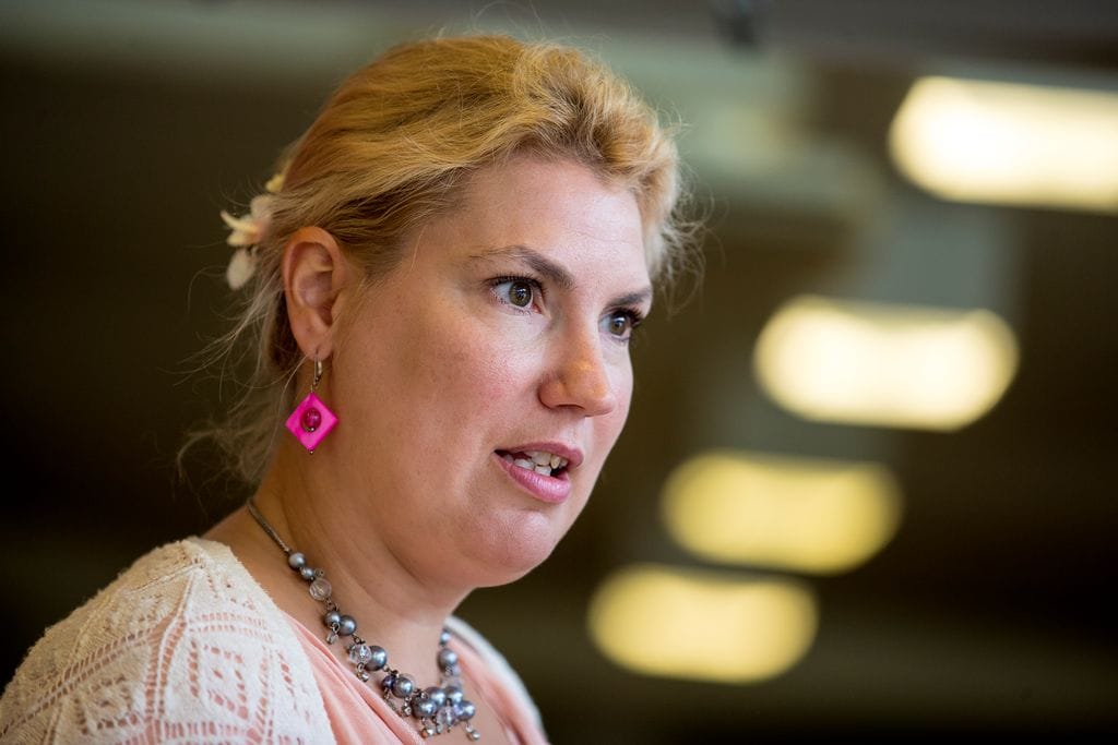 Katja Hänninen (vas.) on huolissaan, että keskittämistoimet johtavat Raahen sairaalatoiminnan laajaan alasajoon.