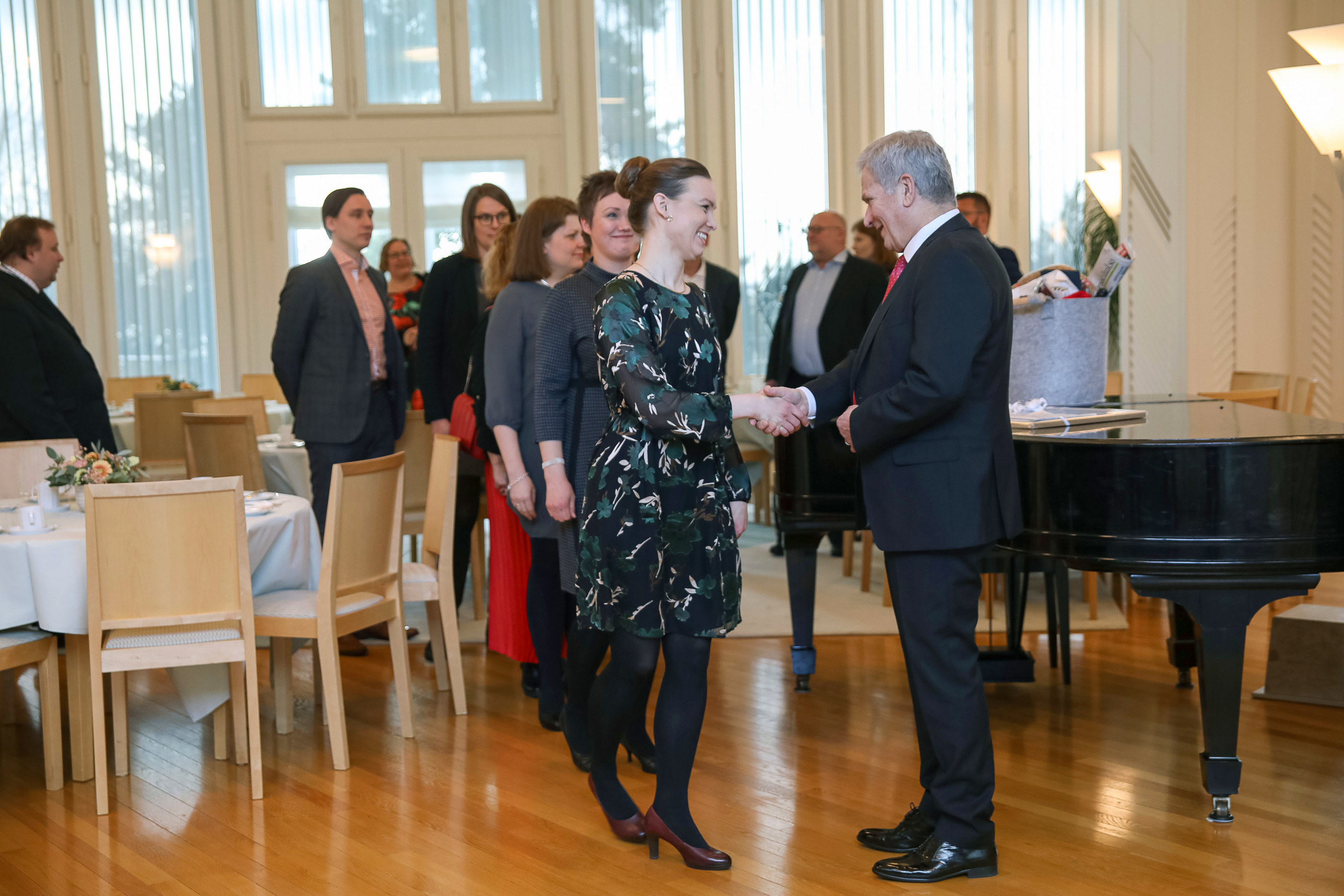 <p>Iijokiseudun päätoimittaja Martta Oinas-Panuma hyvästelemässä presidentti Sauli Niinistöä vierailun päätteeksi. </p>