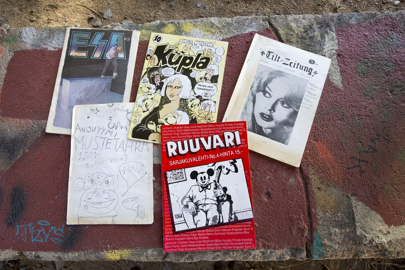 Pienlehtien alakulttuuriluonteeseen kuuluu myös se, että ne ilmestyvät nimenomaan paperisina ja että niitä levitetään kädestä käteen erilaisissa tapahtumissa.