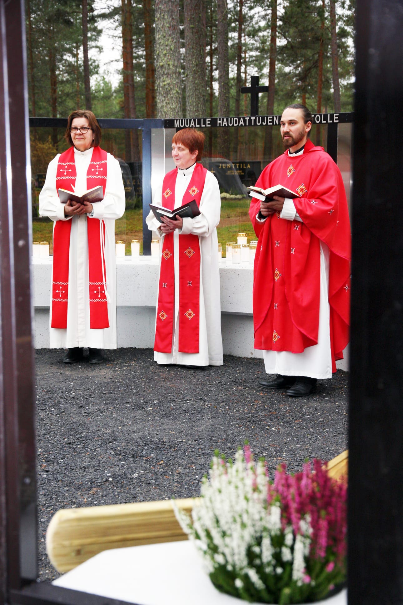 Muualle haudattujen muistomerkin siunasivat käyttöön seurakuntapastori Maisa Hautamäki, kappalainen Aino Pieskä ja seurakuntapastori Olli Seikkula.