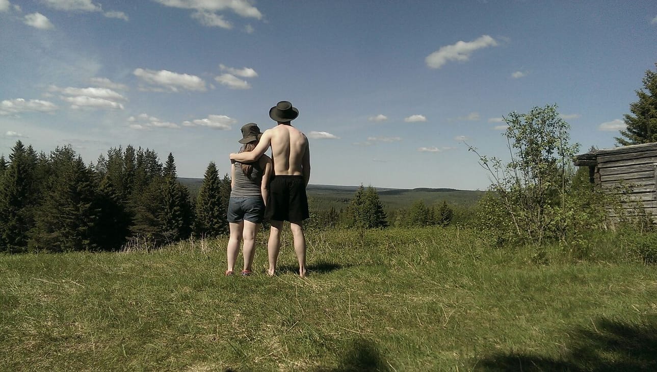 Nuoripari katsoo alas laaksoon Jukuan vaaralla.