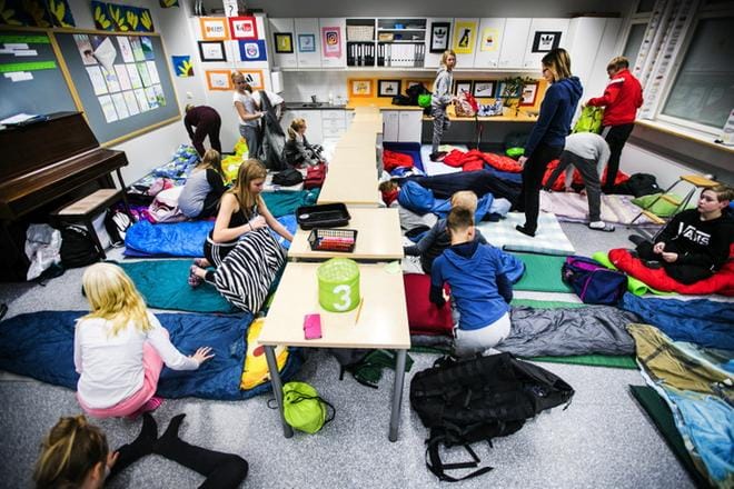 Tanelinrannan 6B-luokan oppilaat järjestelevät yöpymisvälineitään luokkansa lattialle opettajansa Hanna Tanhuamäen valvovien silmien alla. KUVAT KRISTA LUOMA