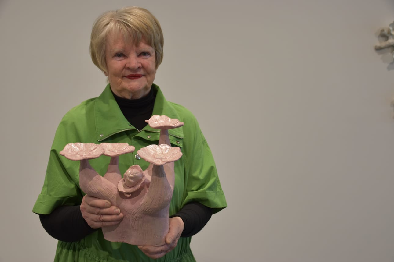 Suomen Kulttuurirahasto palkitsi posiolaistaiteilija Anu Pentikin elämäntyöstään J. V. Snellman -mitalilla.
