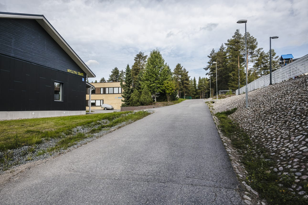 Myllärintie 35:ssa sijaitsee Kolpeneen palvelukeskus. Kuvassa taustalla Myllärin paja -rakennus, joka purettaisiin uuden asumisyksikön tieltä. Arkistokuva.