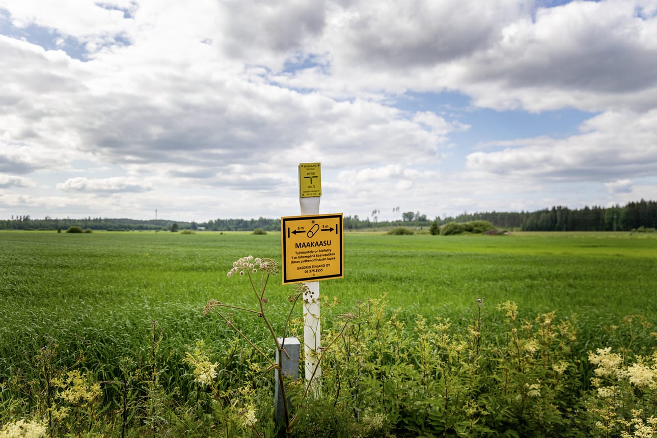 Kun vetyputki on rakennettu, siitä näkyy maan päälle samanlaisia varoituskylttejä kuin maakaasuverkon kohdalla.