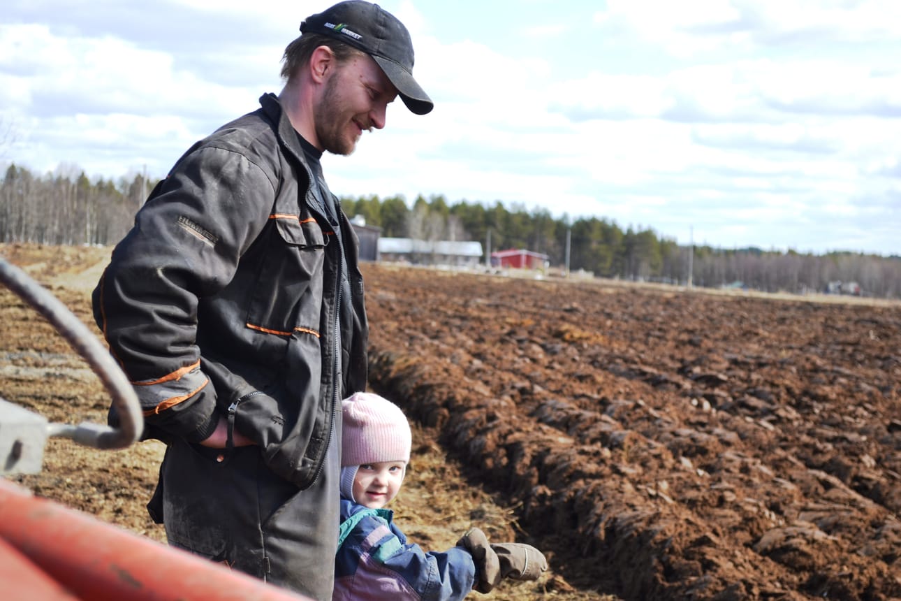 Heikki Kämäräinen on jo upottanut kyntöauran peltoon. Vuosi sitten sukutilansa isäntänä aloittanut mies toivoo lastensa, esimerkiksi Jenniinan, joskus jatkavan isänsä työtä.