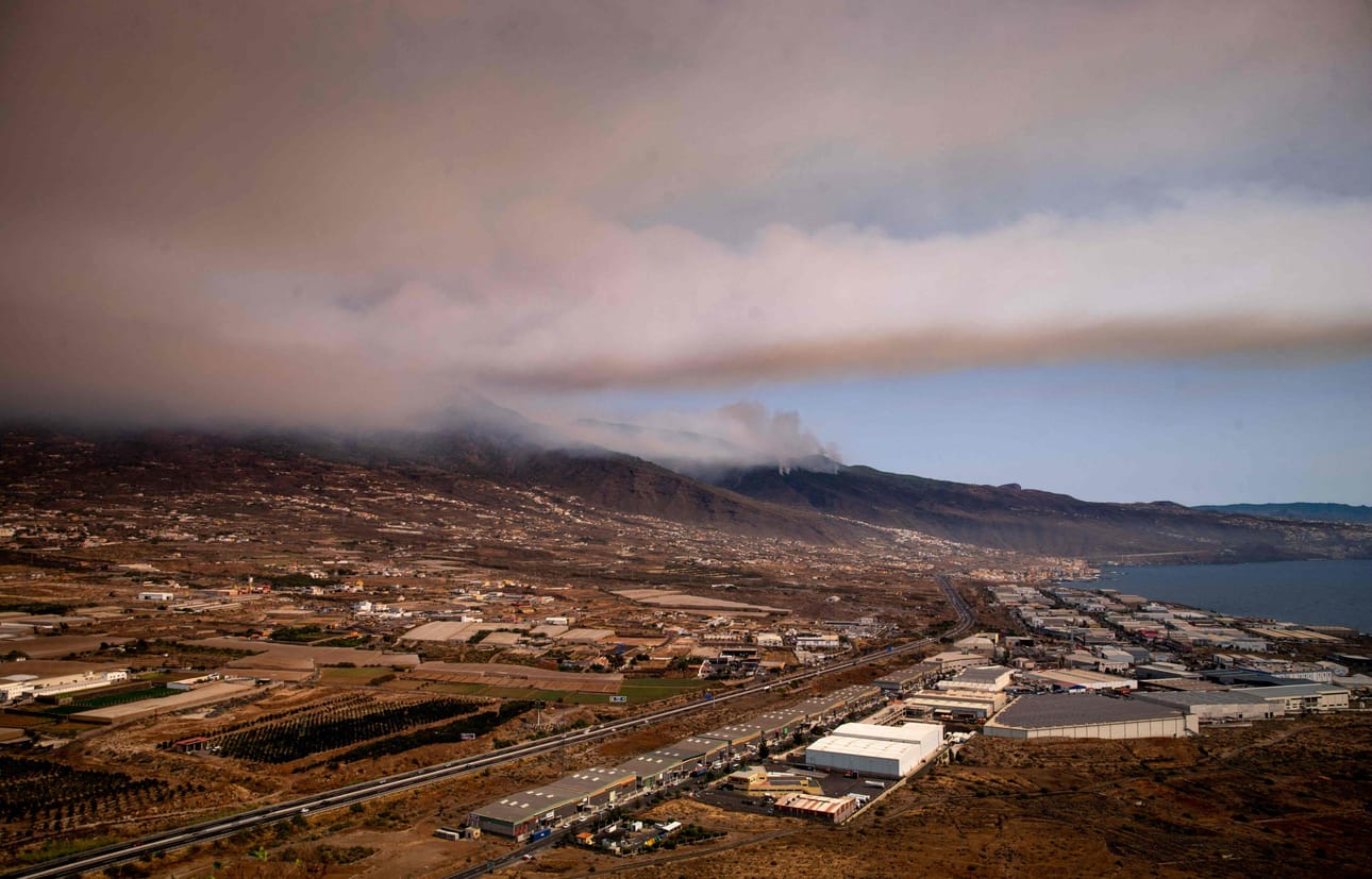 Teneriffan maastopalon muodostama savupatsas näkyy myös avaruudesta otetuissa satelliittikuvissa. LEHTIKUVA/AFP
