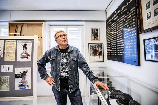Sotahistoria kiinnostaa Isonkyrön asemiesmuseossa käynyttä Juha Savinaista. Viitisentoista vuotta sitten hän selvitti talvi- ja jatkosodassa taistelleen isänsä sotaretket. KUVA: KRISTA LUOMA