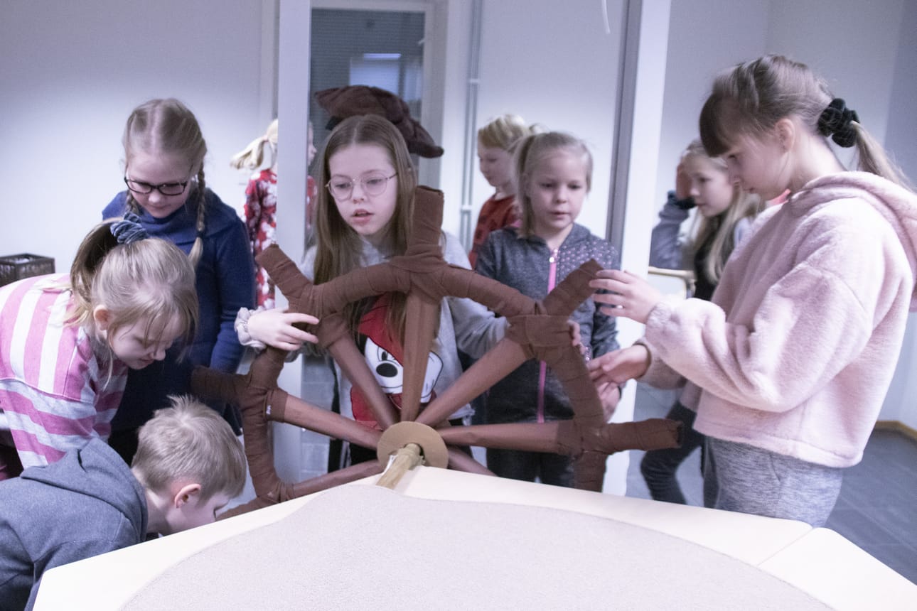 Kirjastoyön mieleenpainuvimpia kokemuksia oli kirjaston väen toteuttama merirosvoseikkailu. Virallisen osuuden jälkeen oli lupa leikkiä seikkailutarpeistolla.