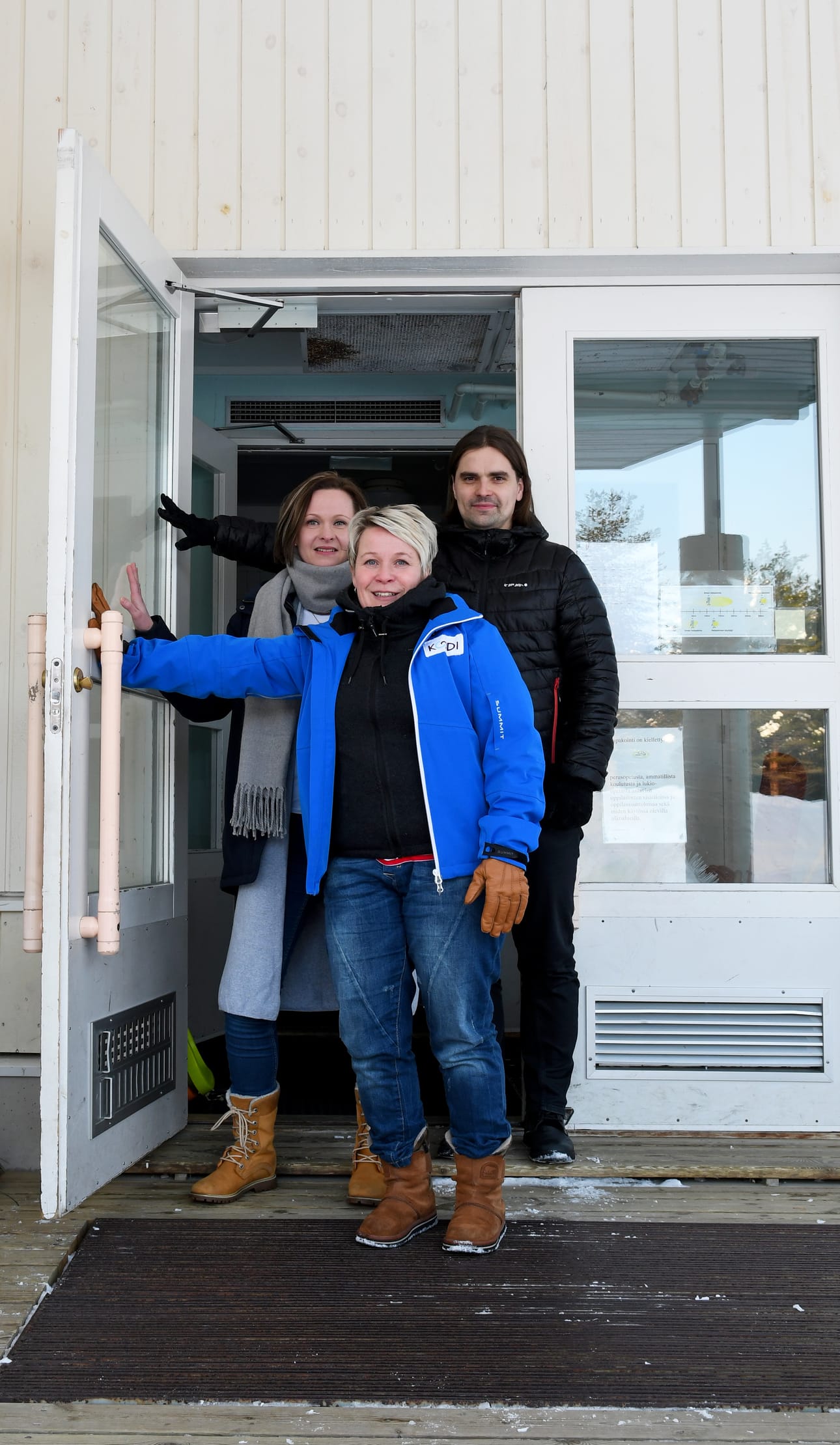 Riikka Säkkinen, Risto-Matti Heikkilä ja Anu Juho kampanjoivat koulun säilymisen puolesta.