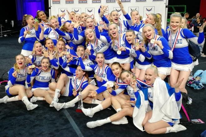 Naisten maajoukkue voitti cheerleadingin MM-kultaa viime viikonvaihteessa Yhdysvalloissa. Vaasalaisseura West Coast Vikingsin Jessika Ojajärvi (ylärivi, toinen vasemmalta) ja Lotta Fagerholm (ylärivi, viides vasemmalta) palaavat Orlandosta Floridasta viikonvaihteessa. KUVA: SUOMEN CHEERLEADINGLIITTO