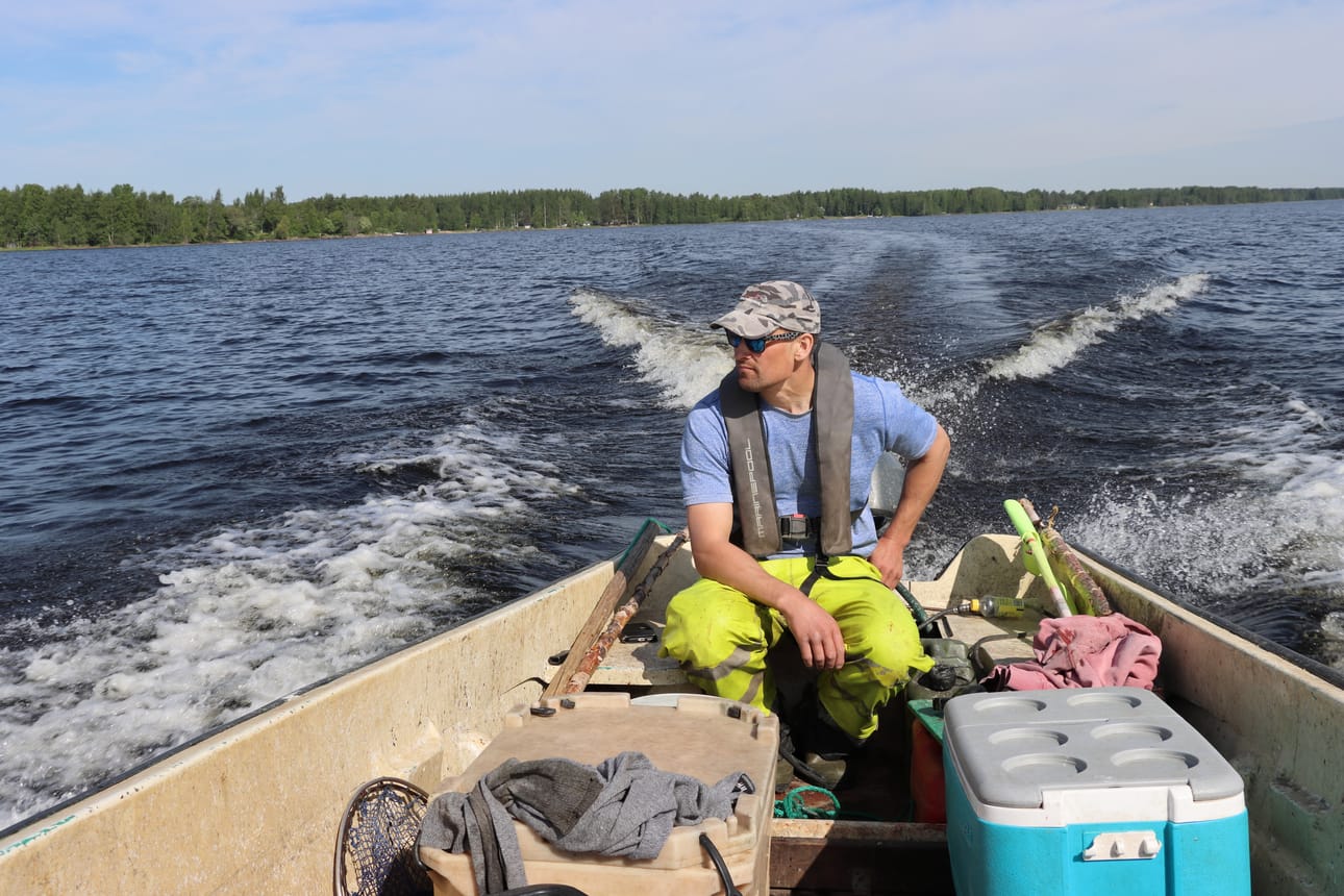 Sampo Savola on kiertänyt Lappajärven vesillä lähes koko ikänsä, ammattikalastajanakin jo vuodesta 2013.