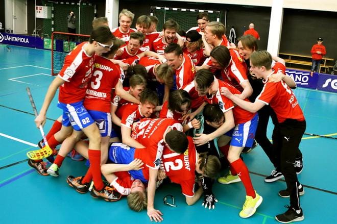 SPV:n B-poikien voittama Suomen mestaruus oli seuralle jo neljäs SM-mitali tänä keväänä, sillä aiemmin SPV:n A-pojat nappasivat hopeaa ja miehet pronssia. Myös SPV:n ja NJ:n C1-poikien yhdistelmäjoukkue sai pronssia. KUVAT: HEIKKI HAKANEN
